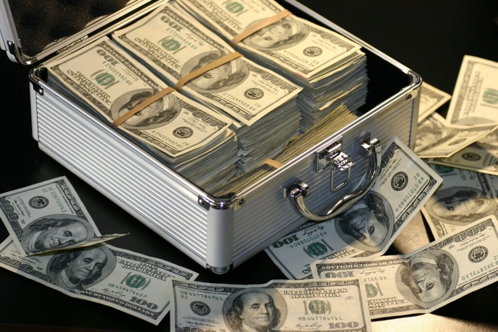 Vuoi guadagnare milioni di dollari? LockBit fa per te! valigetta con dollari