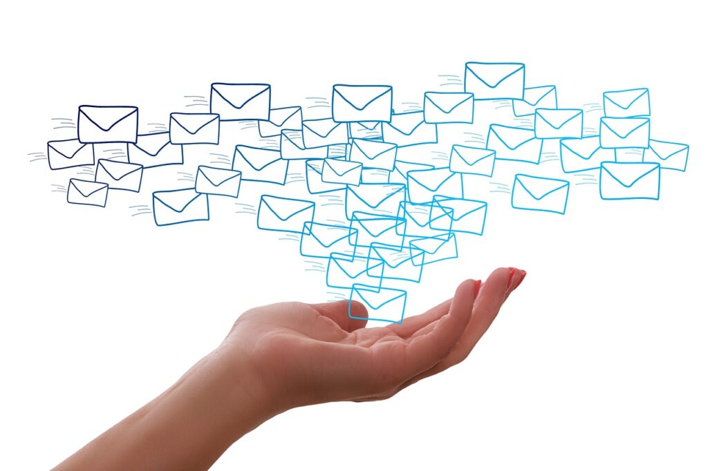 Mano che sostiene le bustine delle email