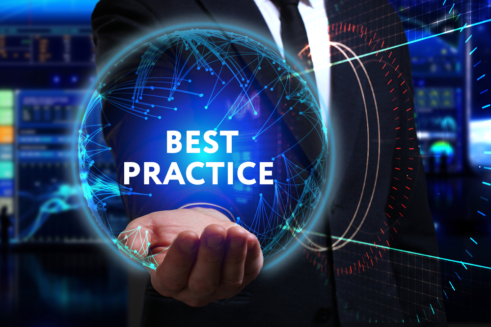 Immagine concettuale con la scritta "Best Practice" su una sfera digitale tenuta da un uomo in abito formale, simbolo delle strategie operative per mitigare rischi e prevenire backdoor nei sistemi di Intelligenza Artificiale