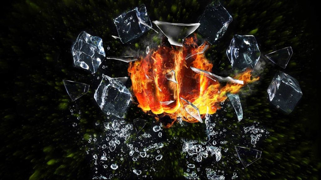 Pugno di fuoco che frantuma cubi di ghiaccio
