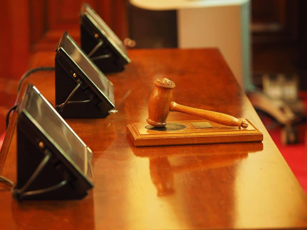 Martello da giudice su banco di tribunale — vuoto normativo sulla sicurezza dei dataset AI