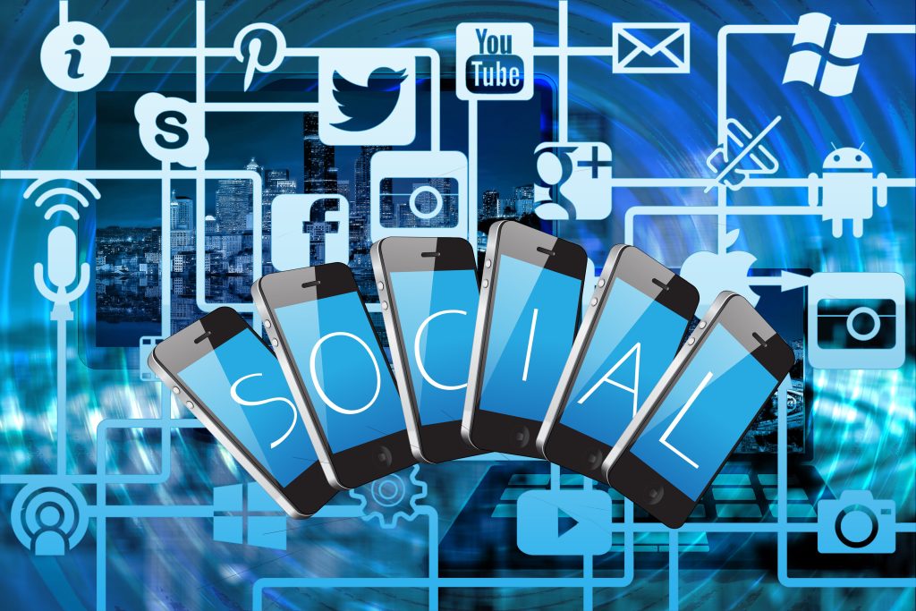 Smartphone con la scritta social circondati da icone di social network e notifiche, simbolo del sovraccarico dei feed