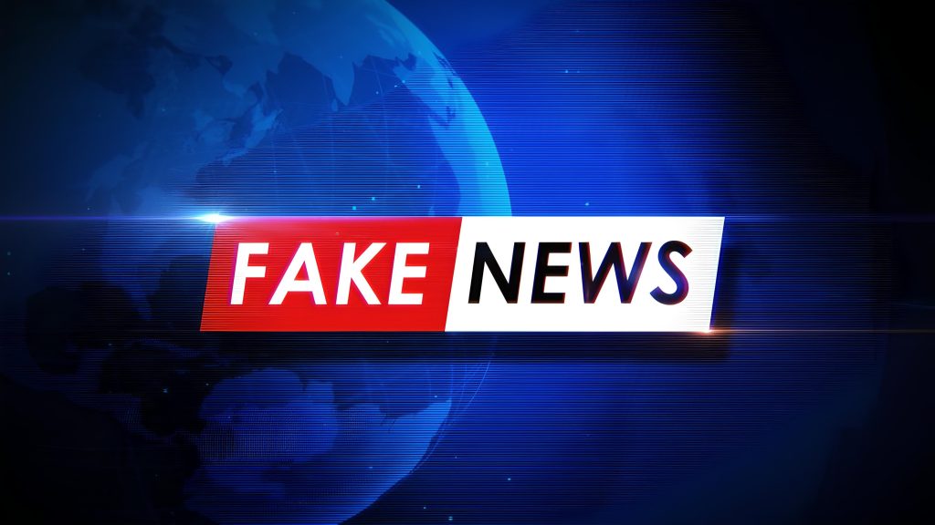 Scritta fake news su schermo televisivo con sfondo scuro, simbolo di deepfake e disinformazione generata dall'intelligenza artificiale